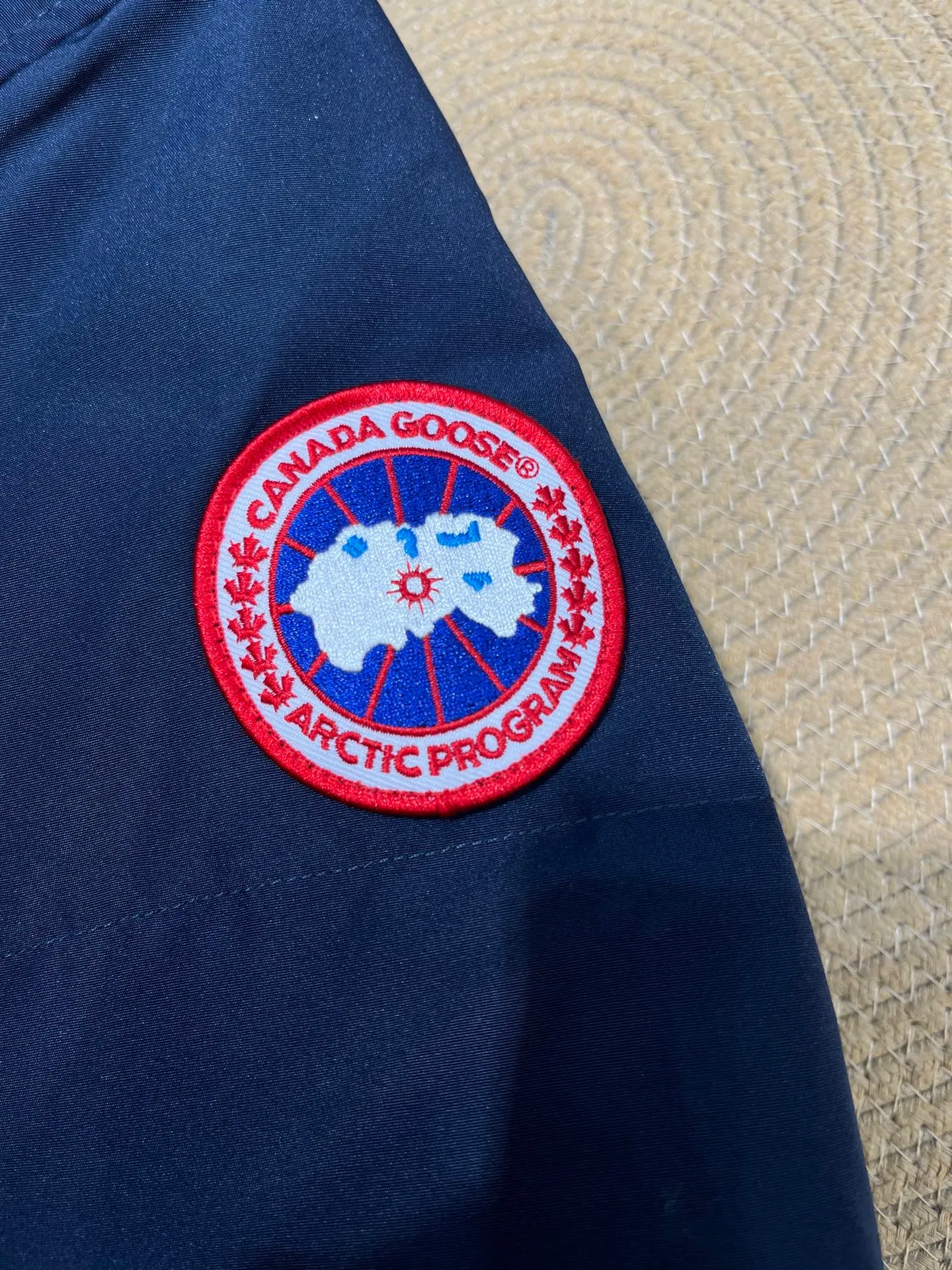 P860 Canada Goose Canada # Expedition04 Parker, a treasure of Canadian origin! Limited supply worldwide! Canada Goose Model 04 is a top-notch couple model, polar cold-proof outdoor series fur collar detachable hooded parka down jacket, the first Goose in 2024. I hope my partners like the top quality, and I hope everyone can evaluate it together! The most popular cool items of the Big Goose family in 2024 are online. The same popular product of Yi Yang Qianxi is said to be a joint limited edition Big Goose that cannot be bought in autumn and winter. If you dislike the sameness of the Big Goose in the past, then this model will definitely give you a different experience! This year's most powerful couple's collection for autumn and winter is online, a top-notch luxurious ready-to-wear style, paired with an outdoor warm down jacket with great style and charm! The most standard and classic items of the Daye family in the past two years are equipped with unique reflective stripes for embellishment, which further shows the high-end fashion performance effect. With the embellishment of hardware buckles, it has excellent performance effect. The upper body is clean, simple and elegant, even for urban leisure. It is suitable for various occasions. Designed with large pockets, this model has a large capacity and is equipped with reflective stripes, making it safer at night. It is suitable for various adventure activities. It is made of windproof and waterproof technical materials. The interior is filled with full white duck down, which is absolutely cold-proof and warm. It also has a stand-up collar design and fine fluff at the collar, with meticulous attention to detail! The charm of this model is also more spiritual, and the upper body has more temperament and specifications. It perfectly shows the ultra-high standard of fashionable performance of this model, integrating outdoor and life, and you can even create high-street wear! The most pinnacle limited-edition goose that we have presented so far, both in terms of design and detailed materials, it is completely outstanding. The grand and evergreen version design is matched with cool reflective elements. The overall appearance can be said to be quite high, and it has that kind of powerful outdoor performance! It combines high-end casual attributes with high-street style. It is high-grade, domineering, warm, and beautiful. The visibility of the upper body is quite strong, and the configuration of the owl element is highly brand-recognizable. It fully complements the overall brand performance and visual effects, and also has the high-end sense of fashion and fashionable performance. It is a must-buy product because it is the most awesome down brand on the planet and one of Canada's three national treasure brands. It is also a sentimental down luxury brand. In the field of polar cold-proof clothing, Goose has made an irreplaceable contribution... Size: xs s m l xl